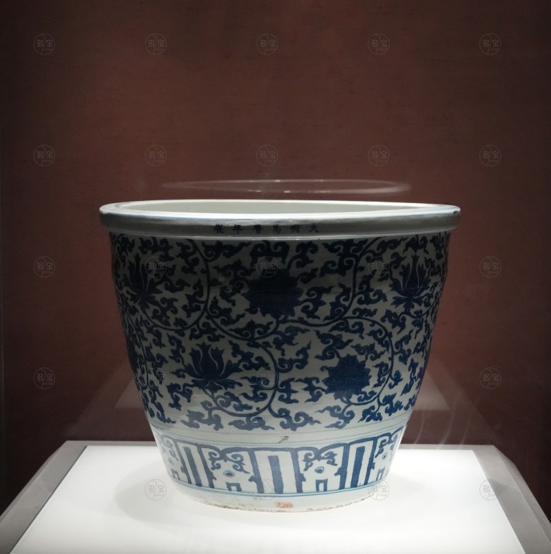 明万历 青花缠枝莲纹缸 - 图2