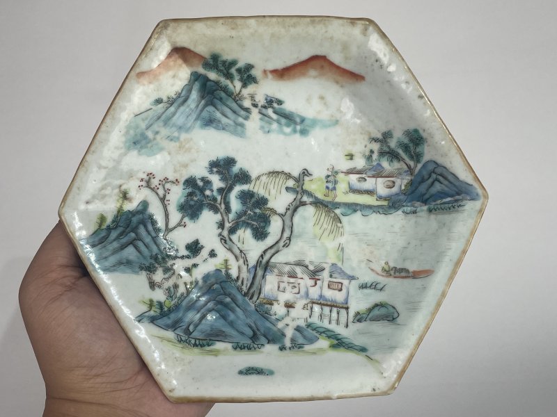 清同治 粉彩山水人物纹六方供盘 - 图2