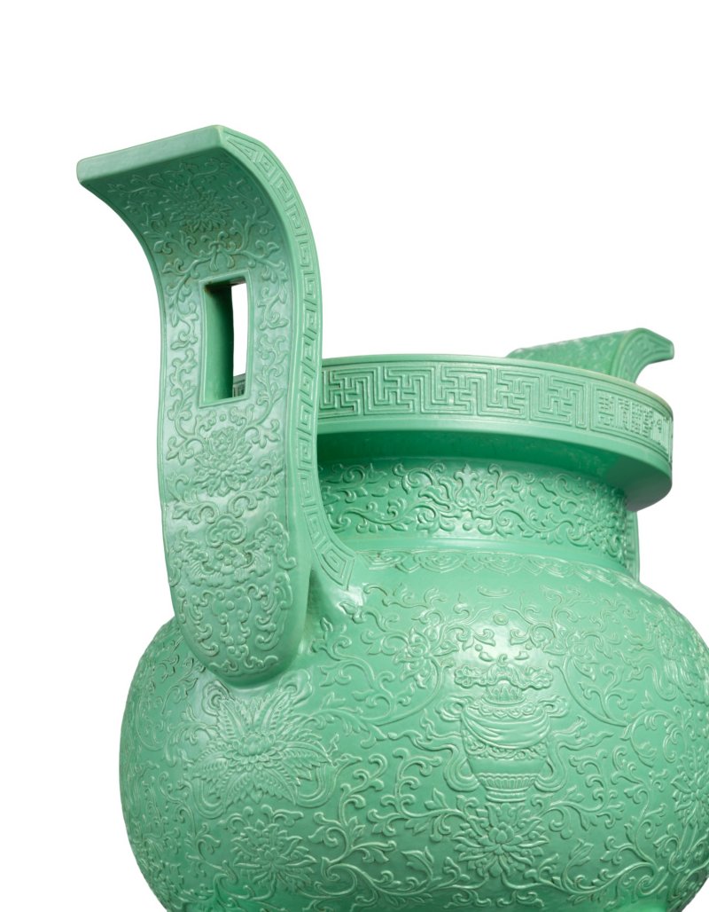 An extremely rare and large relief-carved turquoise-glazed 'bajixiang' incense burner,  Seal mark and period of Qianlong | 清乾隆　松石綠釉浮雕八吉祥紋雙耳三足爐　《大清乾隆年製》款 - 图4