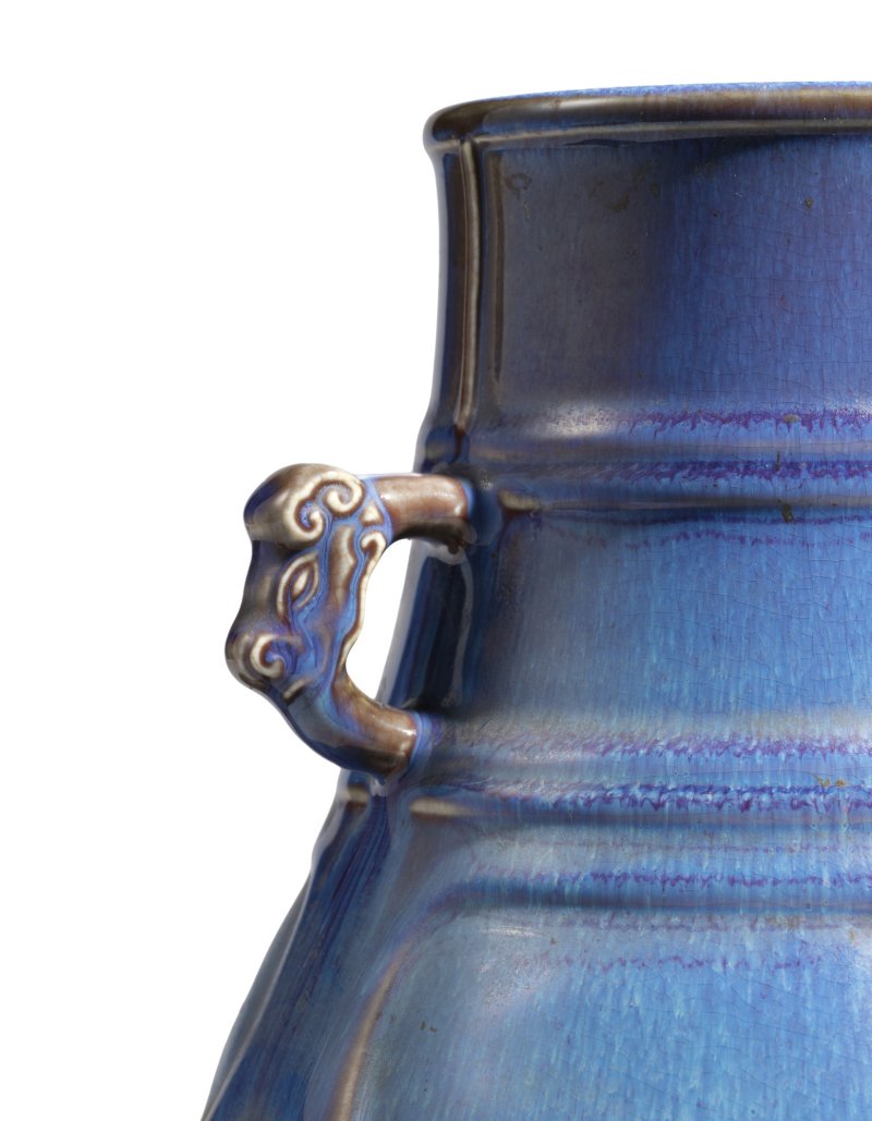 A fine and extremely rare flambé Jun-imitation vase, hu, Seal mark and period of Qianlong | 清乾隆　仿鈞天藍窰變釉雙耳壺　《大清乾隆年製》款 - 图2