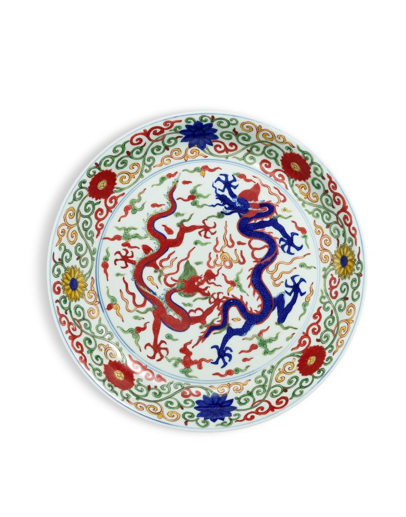 A fine and rare large wucai ‘dragon’ dish, Mark and period of Wanli | 明萬曆　五彩雙龍戲珠紋盤　《大明萬曆年製》款