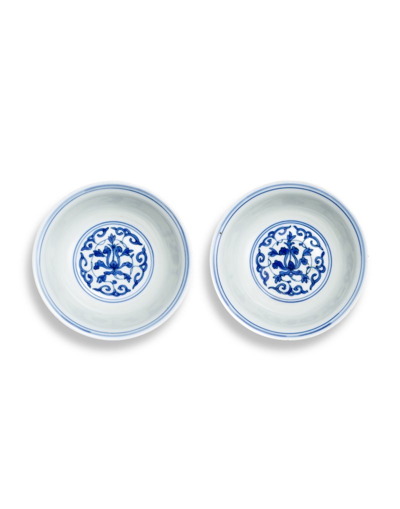 A  pair of blue and white 'floral scroll' bowls, Marks and period of Wanli | 明萬曆　青花外纏枝花卉內番蓮紋盌一對　《大明萬曆年製》款 - 图2