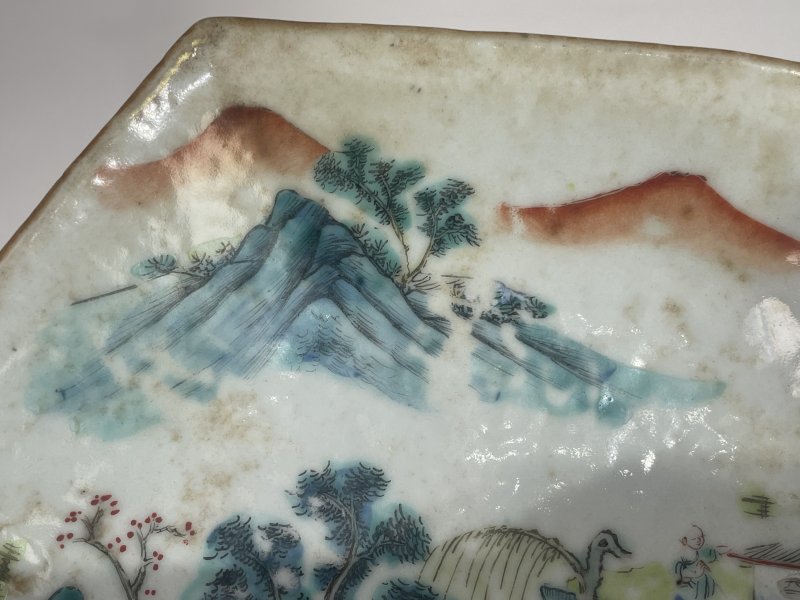 清同治 粉彩山水人物纹六方供盘 - 图3