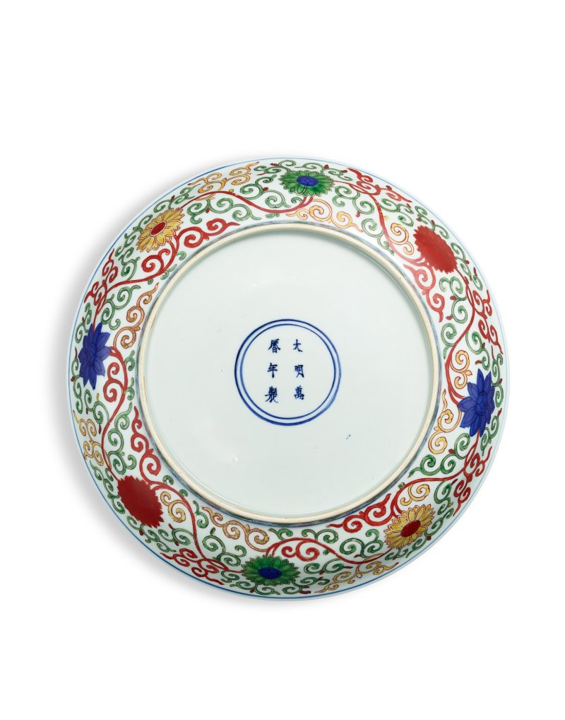 A fine and rare large wucai ‘dragon’ dish, Mark and period of Wanli | 明萬曆　五彩雙龍戲珠紋盤　《大明萬曆年製》款 - 图2
