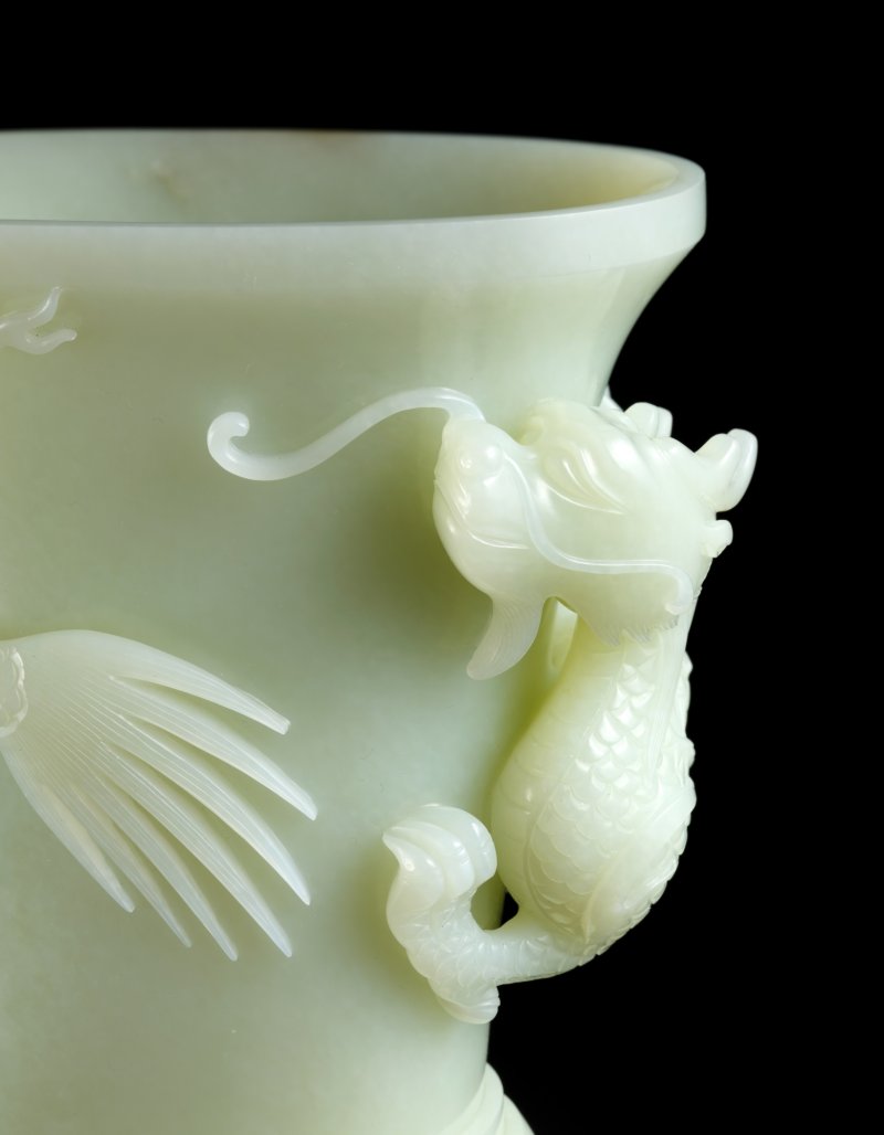 A large finely carved white jade 'dragon' archaistic vessel, Gu, Qing dynasty, Qianlong period | 清乾隆　白玉雙龍戲珠紋花觚 - 图2