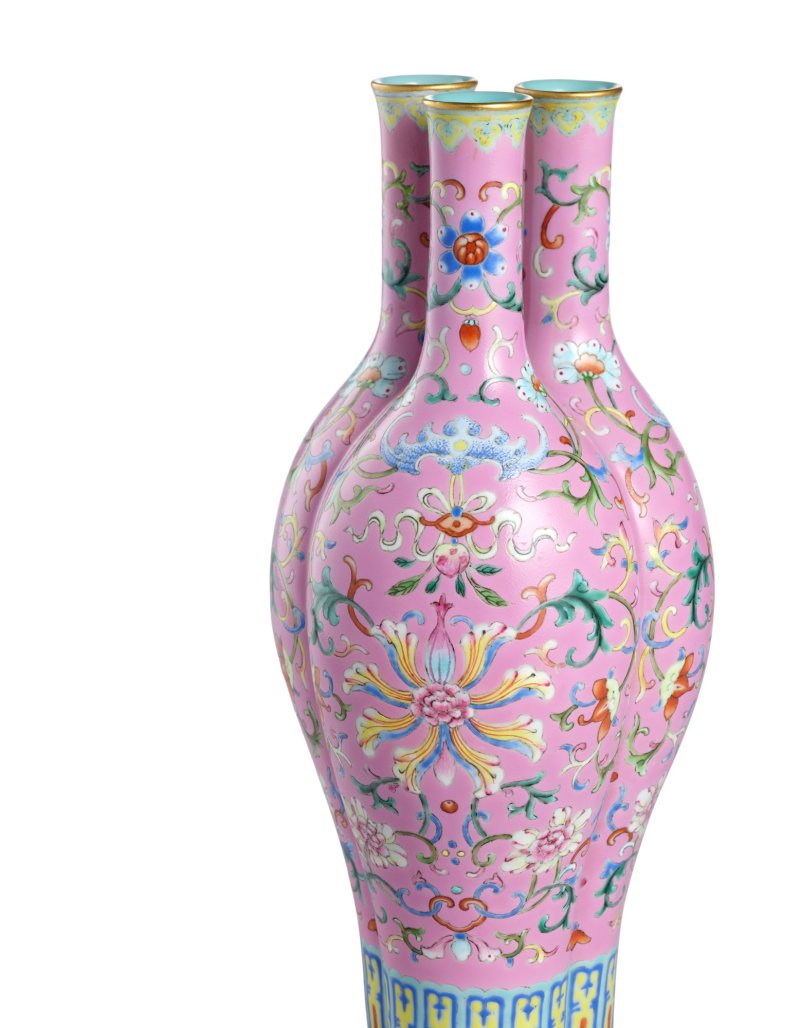 A very rare pair of pink-ground famille-rose triple-spouted vases, Seal marks and period of Qianlong | 清乾隆　粉紅地粉彩纏枝花卉福壽延年三聯橄欖瓶一對　《大清乾隆年製》款 - 图2