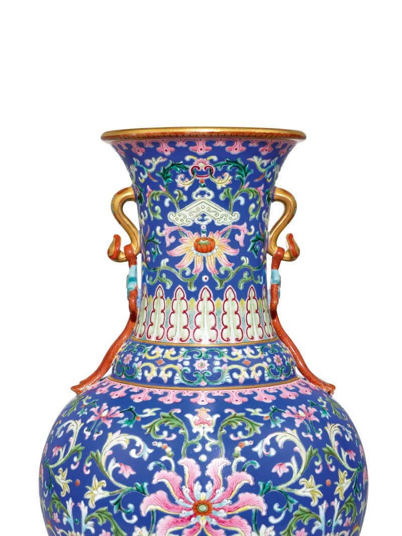 A magnificent and extremely rare yangcai blue-ground 'lotus’ ruyi-handled vase, Seal mark and period of Qianlong | 清乾隆　洋彩藍地番蓮紋如意耳瓶　《大清乾隆年製》礬紅款 - 图2