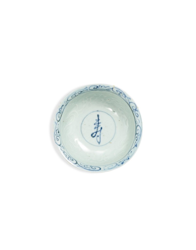 A rare blue and white moulded 'dragon and phoenix' stem cup, Yuan dynasty | 元　青花模印龍鳳紋壽字高足盃 - 图2