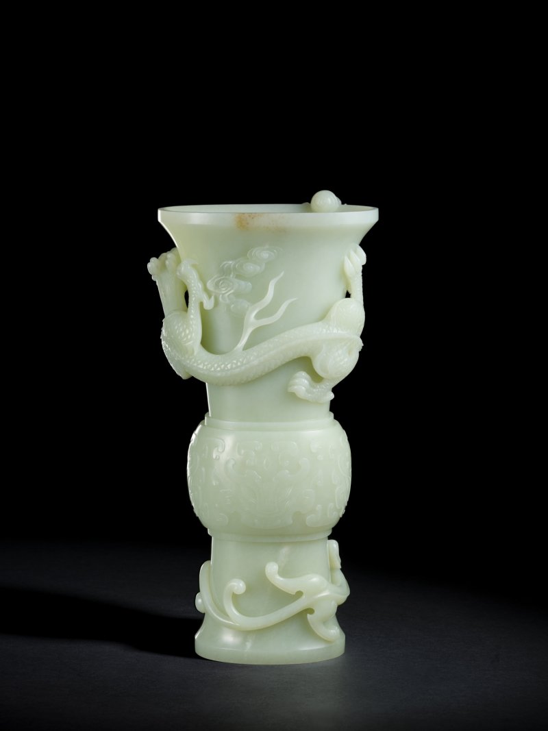 A large finely carved white jade 'dragon' archaistic vessel, Gu, Qing dynasty, Qianlong period | 清乾隆　白玉雙龍戲珠紋花觚 - 图3