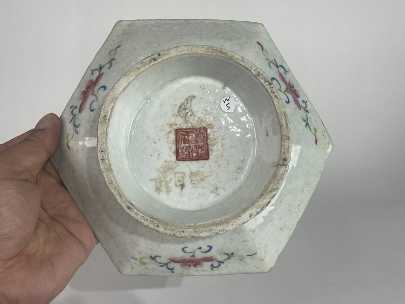 清同治 粉彩山水人物纹六方供盘 - 图6