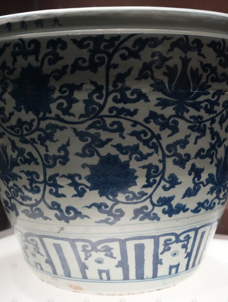 明万历 青花缠枝莲纹缸 - 图4