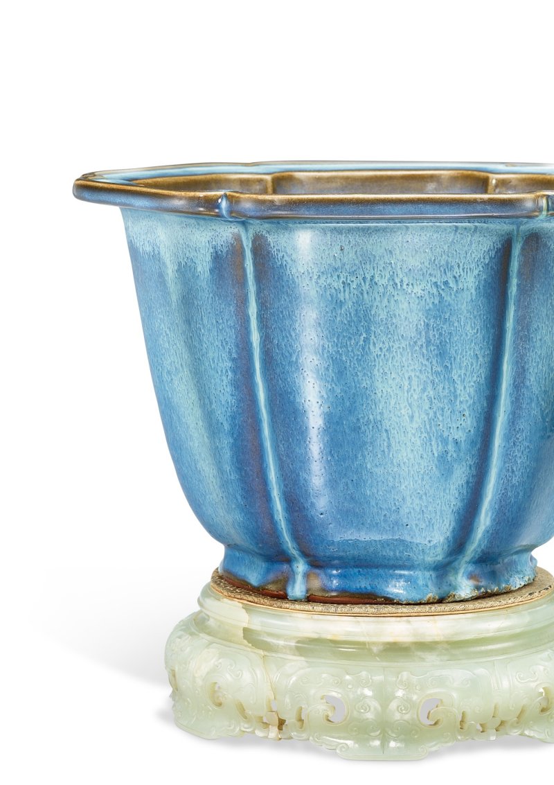 An important and exceptional Junyao flowerpot, Early Ming dynasty | 明初 鈞窰天藍釉葵花式花盆 「五」字款 連 清十八世紀 白玉鏤雕座 - 图2
