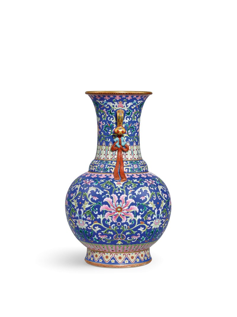 A magnificent and extremely rare yangcai blue-ground 'lotus’ ruyi-handled vase, Seal mark and period of Qianlong | 清乾隆　洋彩藍地番蓮紋如意耳瓶　《大清乾隆年製》礬紅款 - 图3