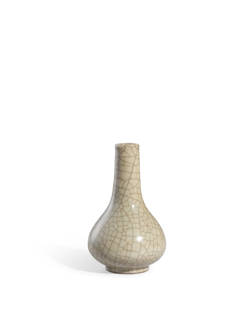 A fine and small ge bottle vase, Ming dynasty | 明　哥窰長頸小瓶