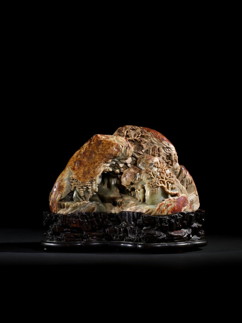 An exceptional imperial yellow and russet jade boulder, Qing dynasty, Qianlong period | 清乾隆　黃玉世外桃源山子