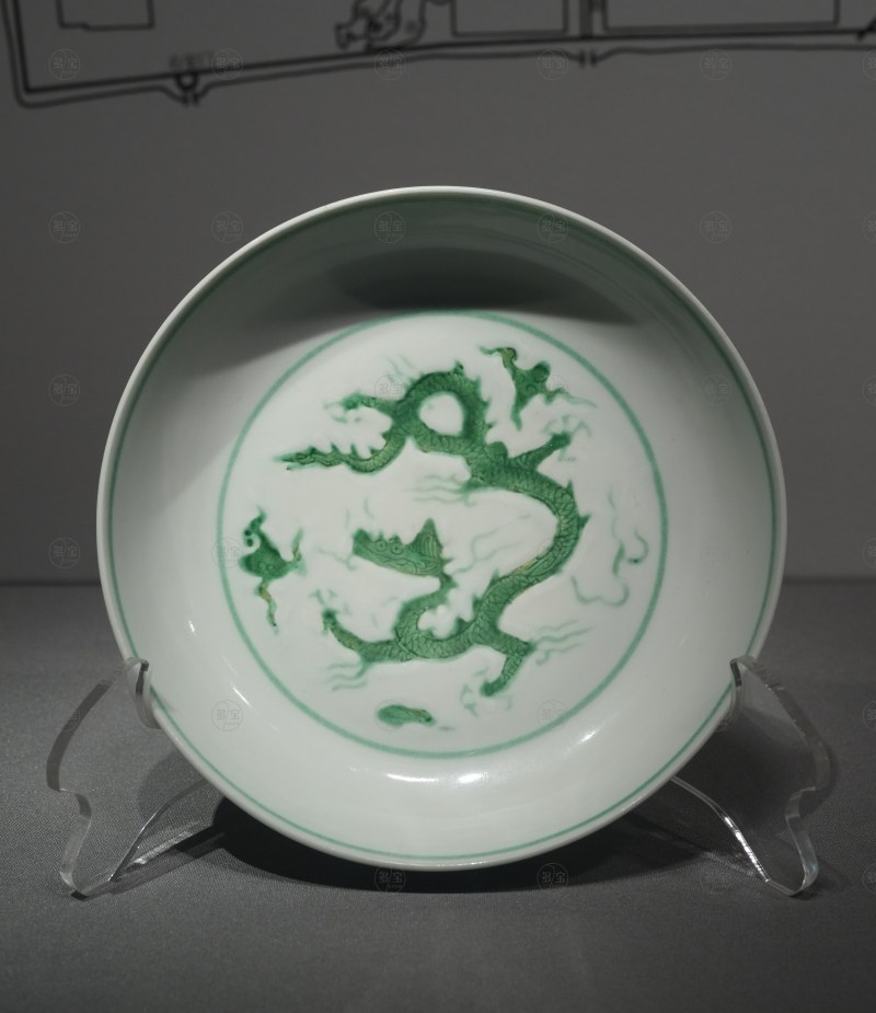 明正德 白地绿彩龙纹盘