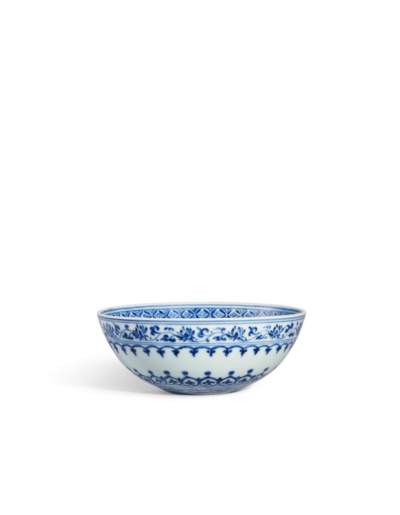 A fine and exceedingly rare blue and white 'lotus’ mantouxin bowl, Mark and period of Xuande | 明宣德　青花纏枝蓮紋饅頭心盌　《大明宣德年製》款 - 图2