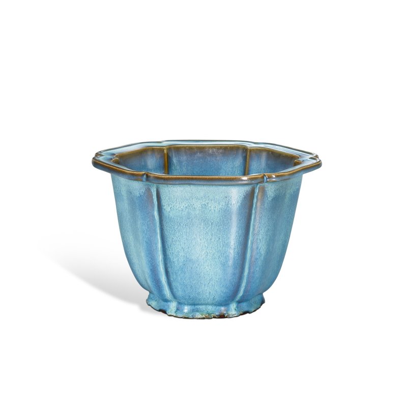 An important and exceptional Junyao flowerpot, Early Ming dynasty | 明初 鈞窰天藍釉葵花式花盆 「五」字款 連 清十八世紀 白玉鏤雕座 - 图3