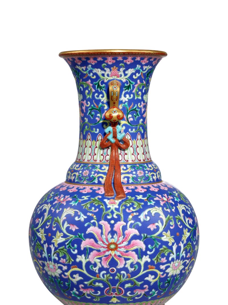 A magnificent and extremely rare yangcai blue-ground 'lotus’ ruyi-handled vase, Seal mark and period of Qianlong | 清乾隆　洋彩藍地番蓮紋如意耳瓶　《大清乾隆年製》礬紅款 - 图4