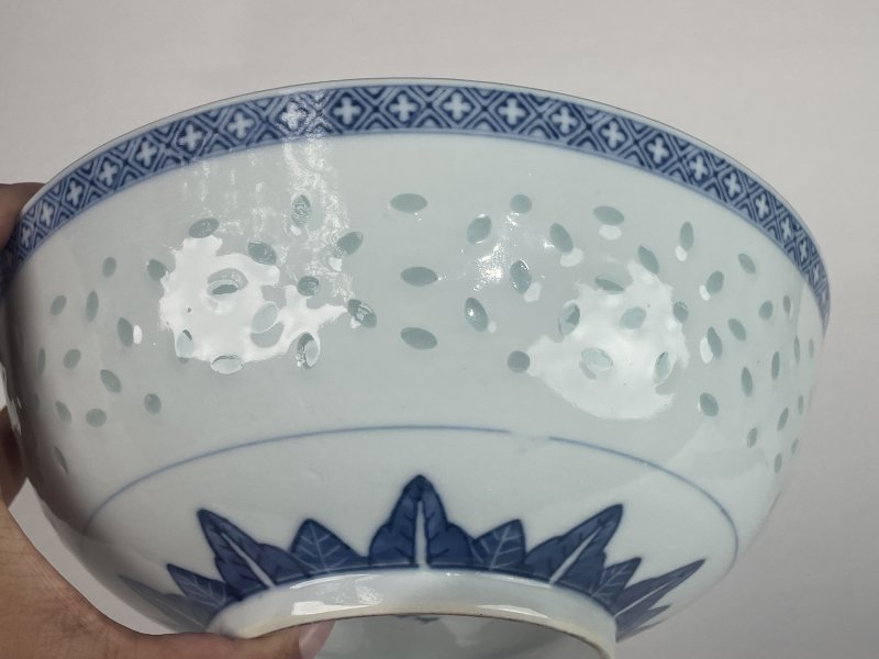 民国 青花玲珑瓷龙纹大碗 - 图5