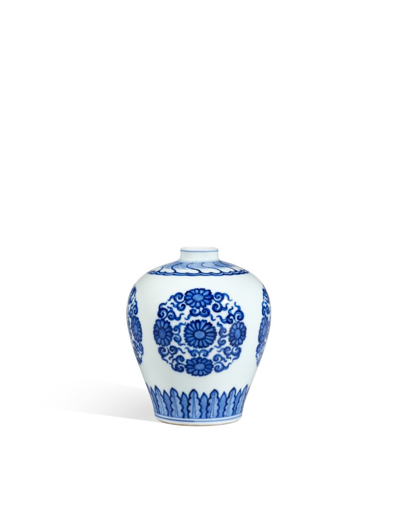 A fine blue and white 'chrysanthemum medallion' jar, Mark and period of Yongzheng | 清雍正　青花團菊紋罐　《大清雍正年製》款