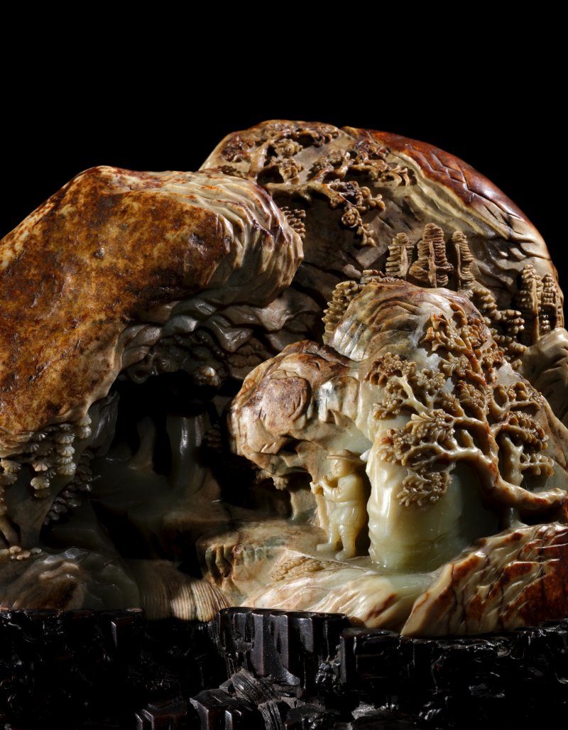 An exceptional imperial yellow and russet jade boulder, Qing dynasty, Qianlong period | 清乾隆　黃玉世外桃源山子 - 图2