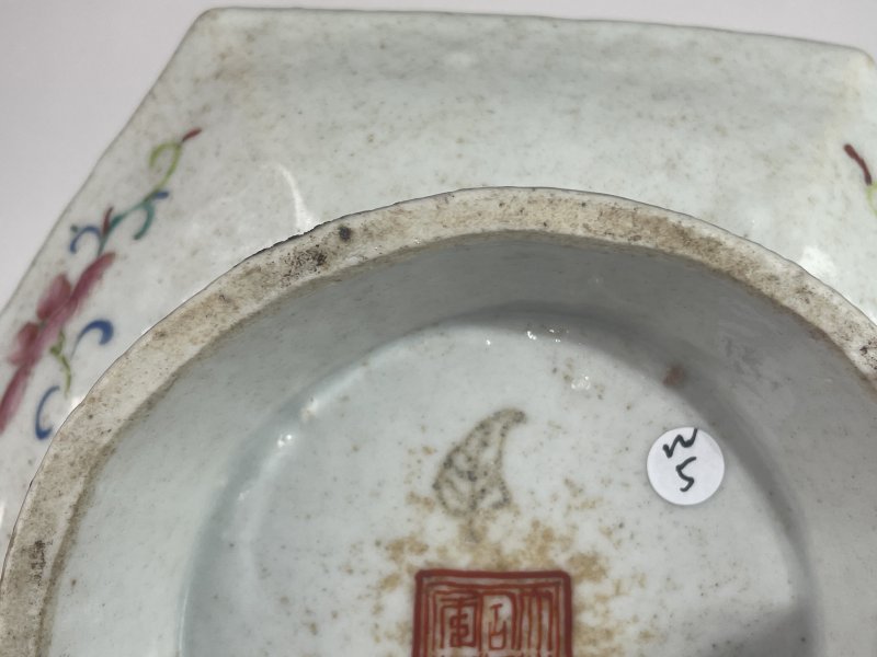 清同治 粉彩山水人物纹六方供盘 - 图9