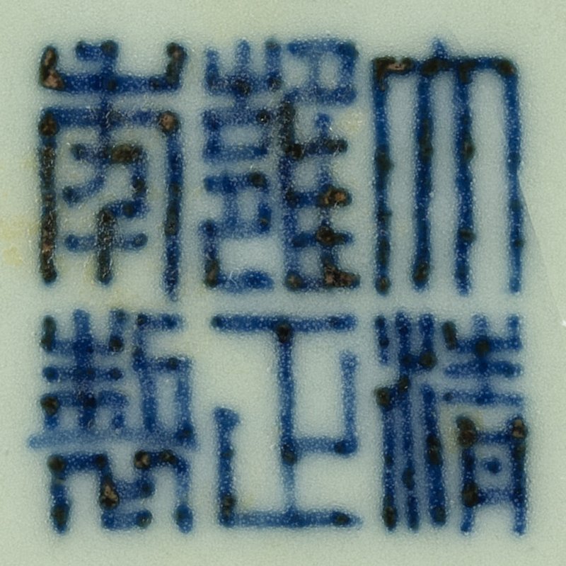 A fine and rare Longquan-imitation celadon-glazed ribbed vase, Seal mark and period of Yongzheng | 清雍正　仿龍泉釉弦紋瓶　《大清雍正年製》款 - 图2