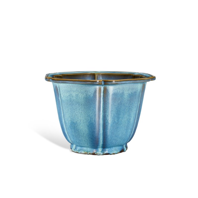 An important and exceptional Junyao flowerpot, Early Ming dynasty | 明初 鈞窰天藍釉葵花式花盆 「五」字款 連 清十八世紀 白玉鏤雕座 - 图4