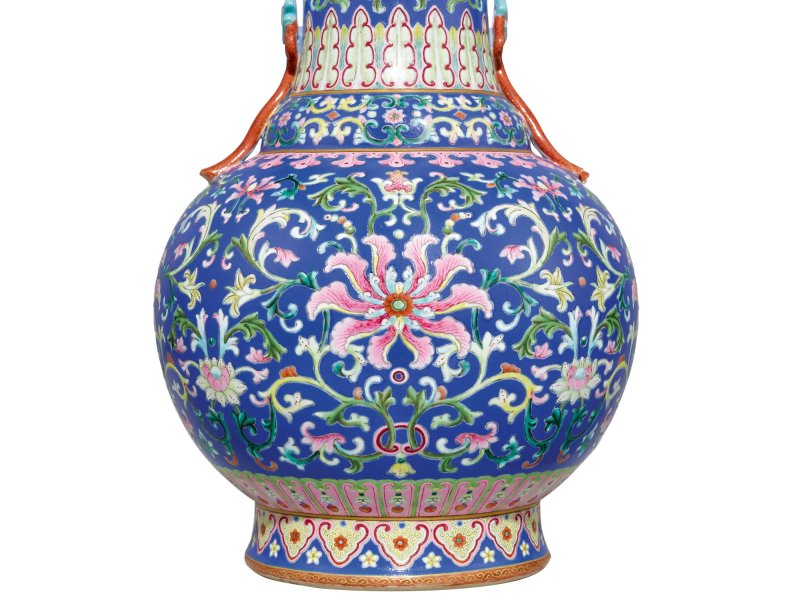 A magnificent and extremely rare yangcai blue-ground 'lotus’ ruyi-handled vase, Seal mark and period of Qianlong | 清乾隆　洋彩藍地番蓮紋如意耳瓶　《大清乾隆年製》礬紅款 - 图5