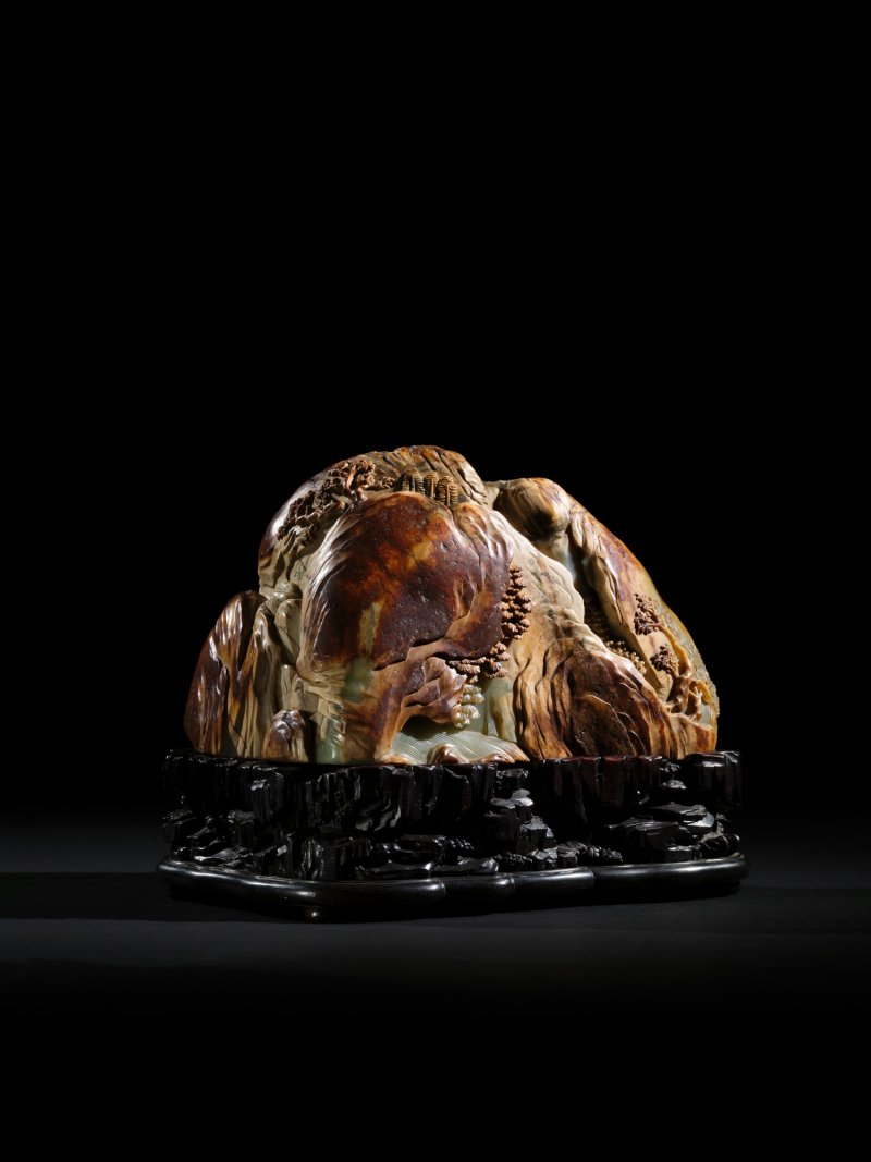 An exceptional imperial yellow and russet jade boulder, Qing dynasty, Qianlong period | 清乾隆　黃玉世外桃源山子 - 图3