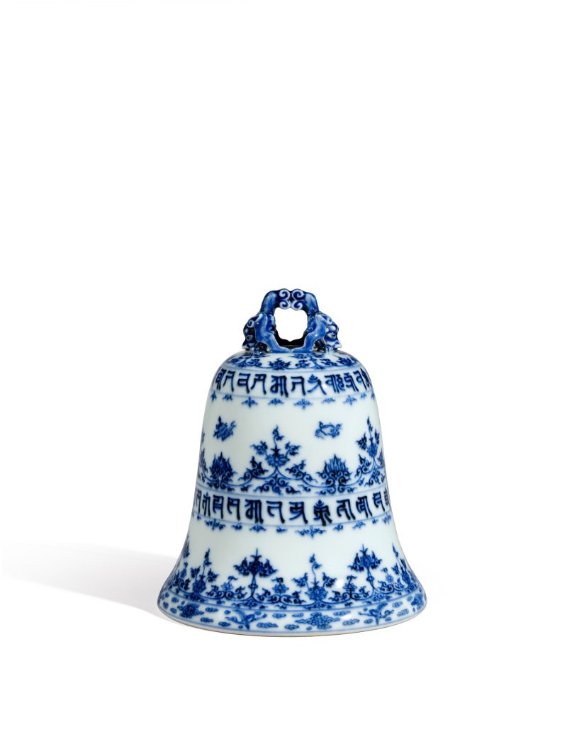 A fine and very rare blue and white 'sanskrit' inscribed bell, Seal mark and period of Qianlong | 清乾隆　青花蓮紋梵文獸鈕鐘　《乾隆年製》款