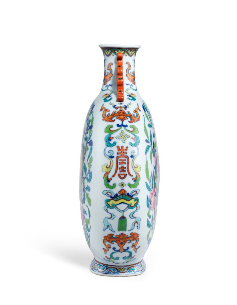 A fine and outstanding doucai and famille-rose ‘sanduo’ moonflask, Seal mark and period of Qianlong | 清乾隆　鬪彩加粉彩萬壽三多雙龍耳扁瓶　《大清乾隆年製》款 - 图3