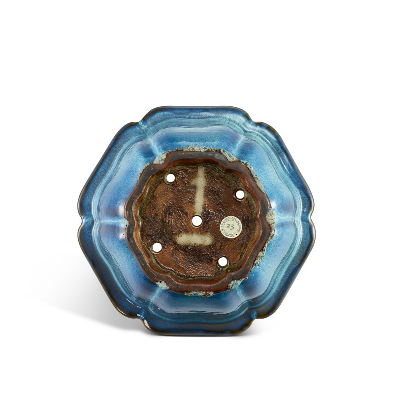 An important and exceptional Junyao flowerpot, Early Ming dynasty | 明初 鈞窰天藍釉葵花式花盆 「五」字款 連 清十八世紀 白玉鏤雕座 - 图5