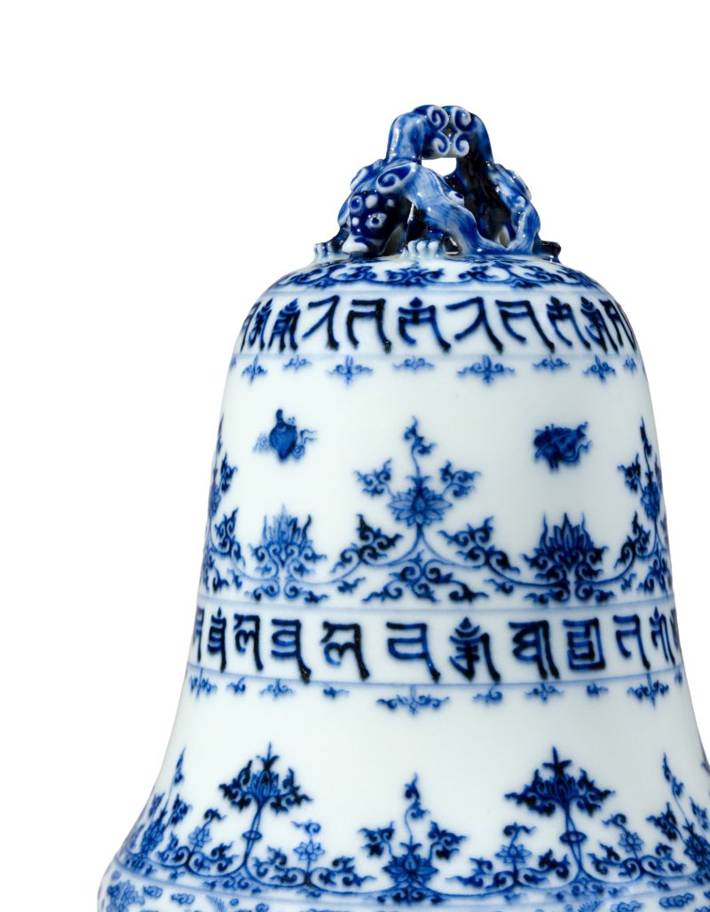 A fine and very rare blue and white 'sanskrit' inscribed bell, Seal mark and period of Qianlong | 清乾隆　青花蓮紋梵文獸鈕鐘　《乾隆年製》款 - 图2