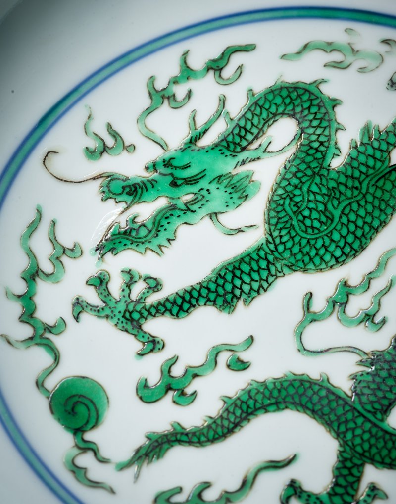 A fine green-enamelled 'dragon' dish, Mark and period of Kangxi | 清康熙 綠彩雲龍戲珠紋盤 《大清康熙年製》款 - 图2