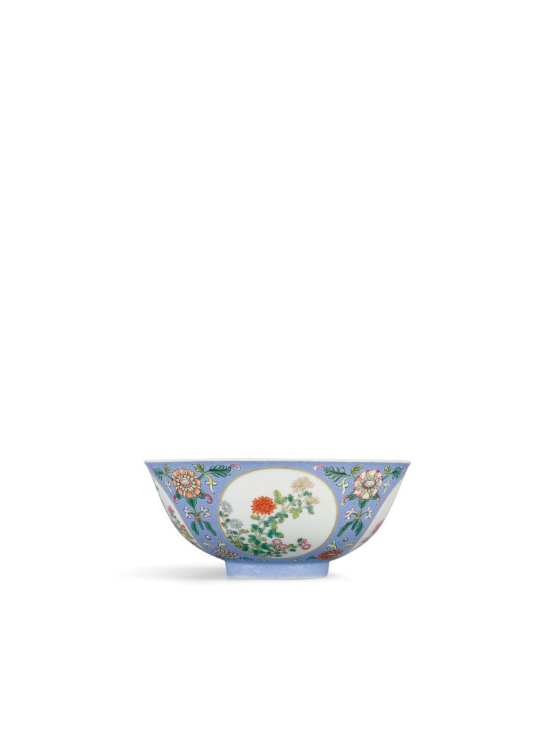 A blue-ground famille-rose sgraffiato ‘medallion’ bowl, Seal mark and period of Jiaqing | 清嘉慶　藍地軋道粉彩開光重陽菊花膳盌 　《大清嘉慶年製》款