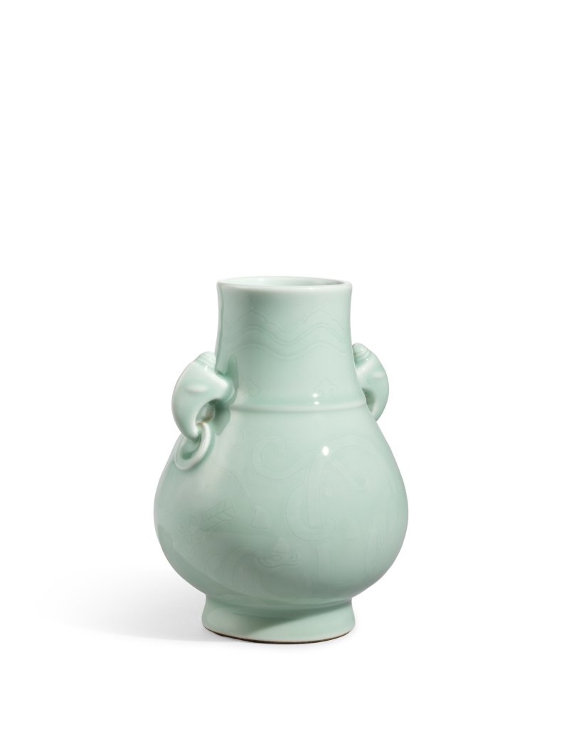 A fine and rare archaistic carved celadon-glazed handled vase, Seal mark and period of Qianlong | 清乾隆　粉青釉仿古龍紋鳩首銜環耳尊　《大清乾隆年製》款 - 图2