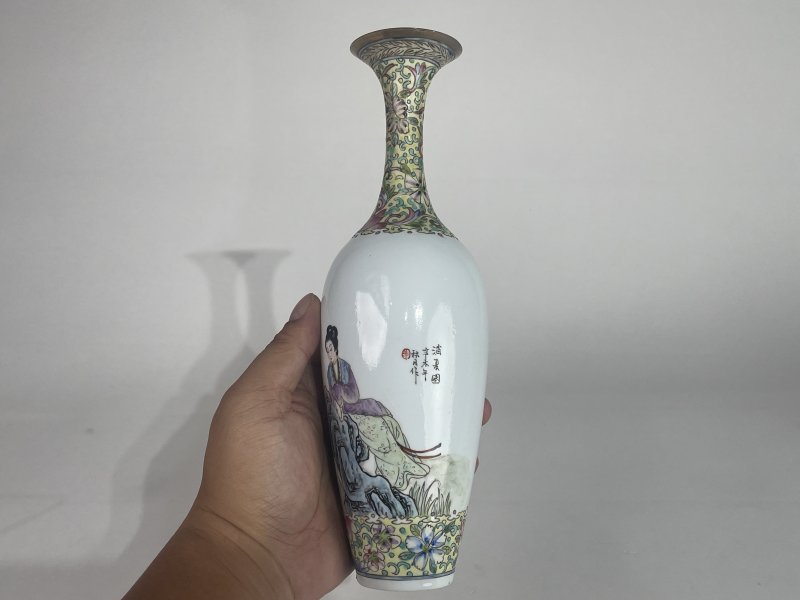 解放后 粉彩仕女图观音瓶 - 图2