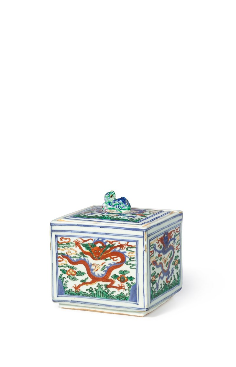 A fine and rare wucai 'dragon' box and cover, Mark and period of Wanli | 明萬曆　五彩逐珠雲龍圖臥獅鈕方蓋盒　《大明萬曆年製》款