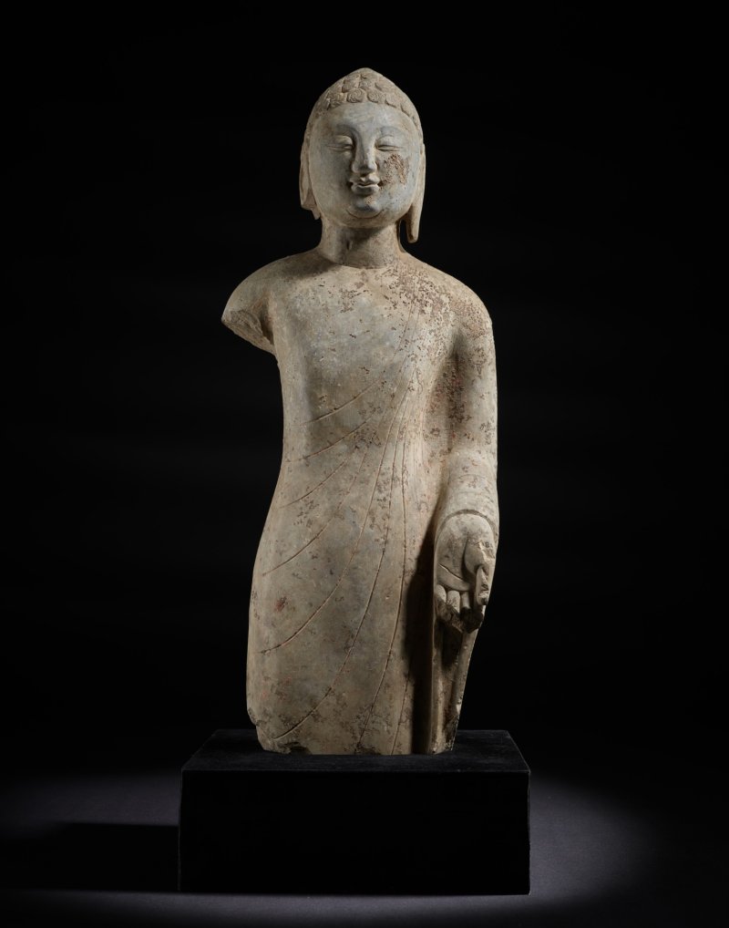 A rare carved limestone figure of Buddha, Northern Qi dynasty | 北齊 石雕立佛像 - 图2