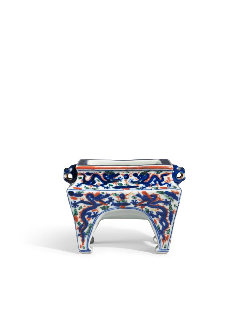 A fine wucai ‘dragon’ rectangular incense burner, Mark and period of Wanli | 明萬曆　五彩龍紋方爐　《大明萬曆年製》款