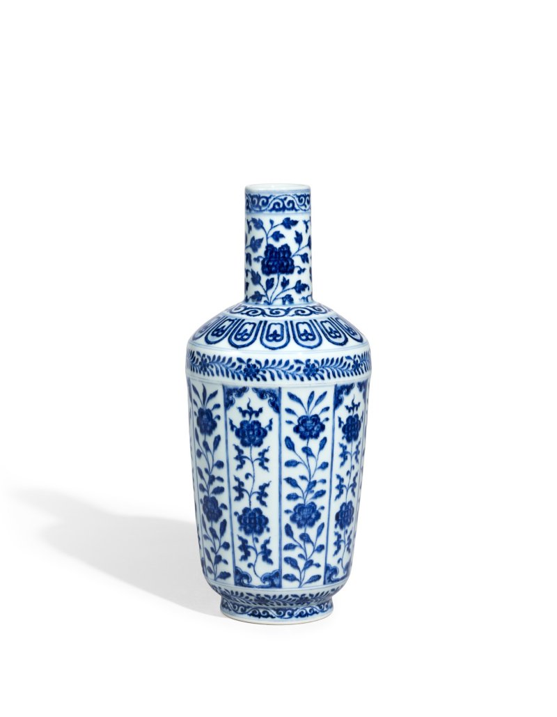 A fine blue and white 'floral' bottle vase, Seal mark and period of Qianlong | 清乾隆　青花串枝花卉紋紙槌瓶　《大清乾隆年製》款