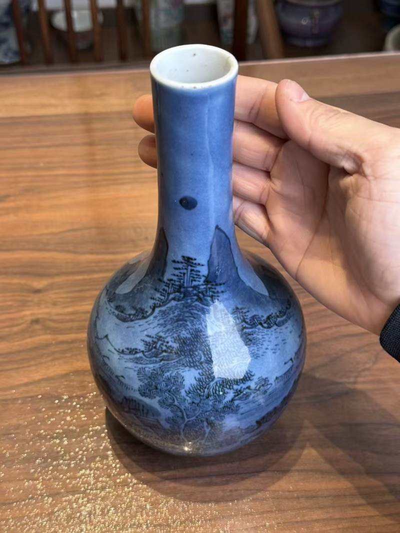 清乾隆 蓝底青花山水纹胆瓶 - 图5