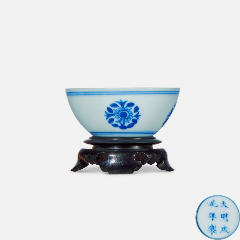 清康熙 青花团菊纹卧足杯