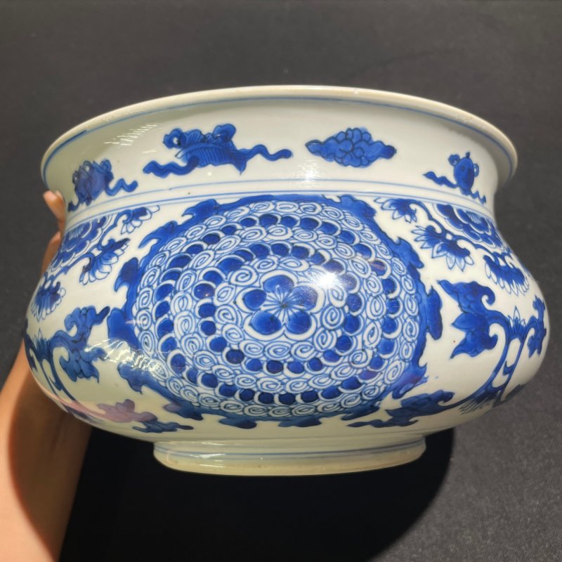 清康熙 青花云蝠缠枝宝相花纹香炉 - 图5