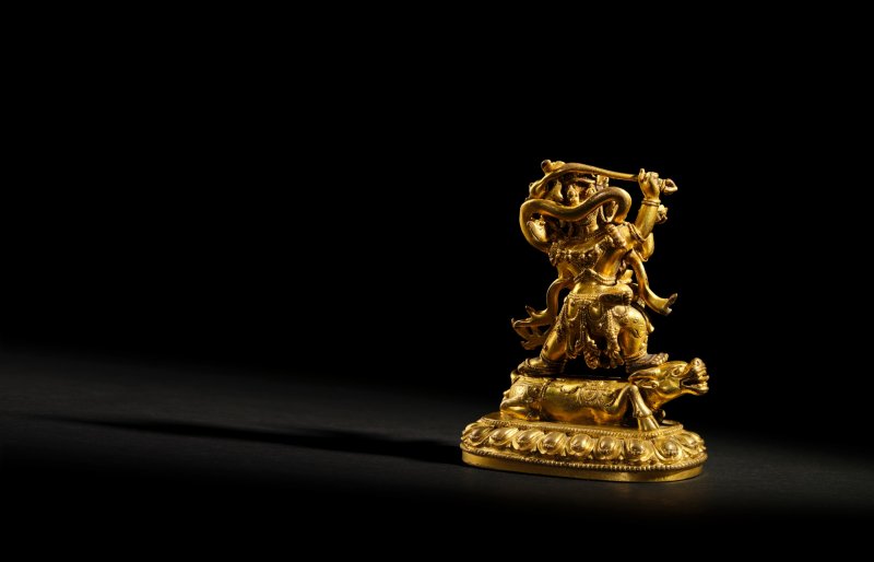 A gilt-bronze figure of Raktayamari and Vajravetali, Mark and period of Yongle | 明永樂　銅鎏金紅閻摩敵與金剛亥母造像　《大明永樂年施》款 - 图5