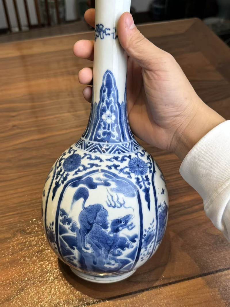清晚期 青花开窗瑞兽纹长颈瓶 - 图4