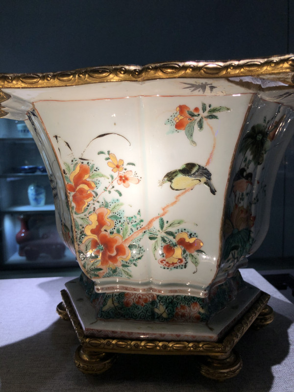 清康熙 五彩六方海棠型花鸟花盆一对 - 图3