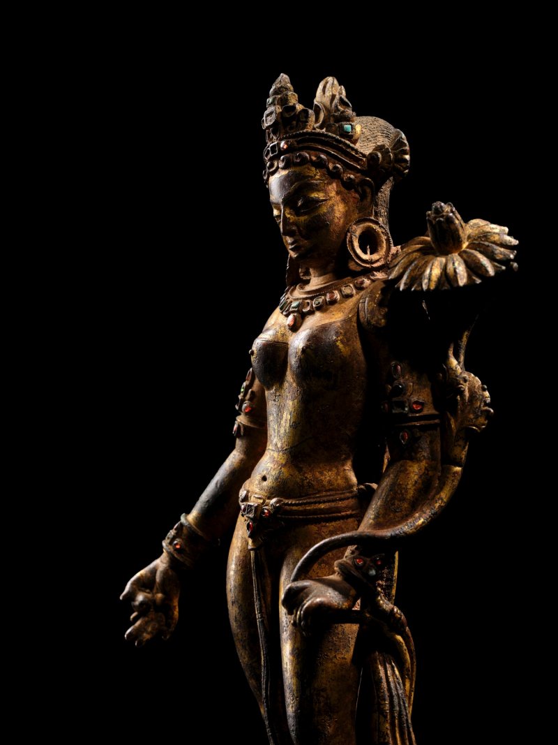 An exceptional gilt-copper figure of Tara, Nepal, 13th century | 十三世紀　尼泊爾　銅鎏金度母立像 - 图5